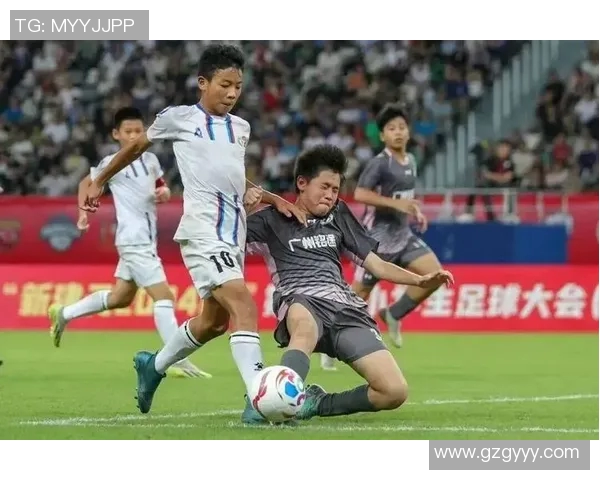 男孩追逐足球明星大巴的感人故事与梦想启航的瞬间 男孩追逐足球明星大巴的感人故事与梦想启航的瞬间